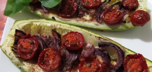 Кабачки-лодочки, запеченные с овощами