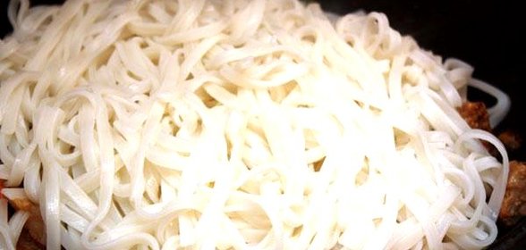 Рисовая лапша с рисом и креветками