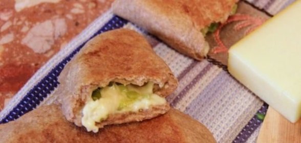 Цельнозерновая лепешка с сыром и зеленым луком