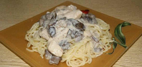 Курица с грибами в сливочном соусе