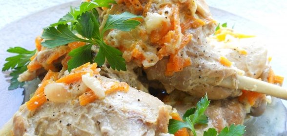 Кролик, тушеный с овощами и сметаной