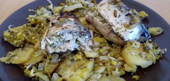 Фаршированная скумбрия с репой и картофелем