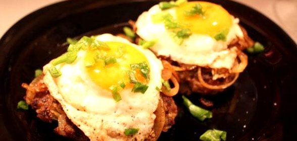 Рубленый бифштекс по-гольштейнски