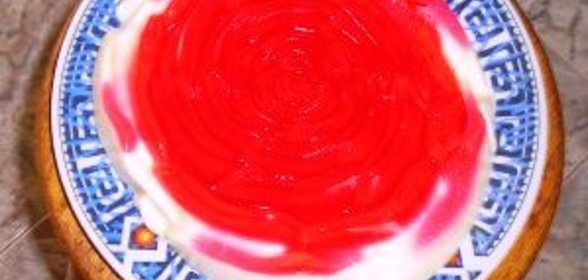 Творожный непечёный торт украшенный желе