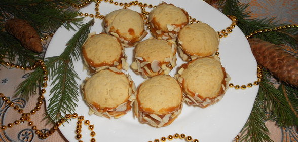 Домашнее печенье с вареной сгущенкой и миндальными лепестками