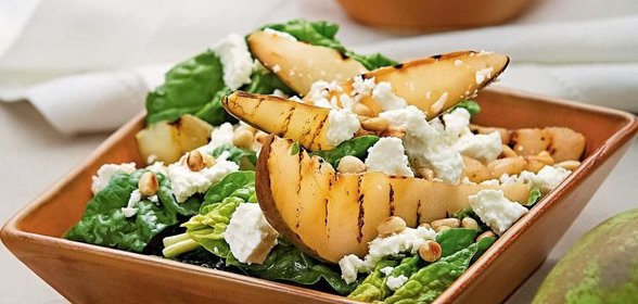 Салат из жареных груш со шпинатом и сыром фета