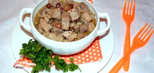 Мясо тушеное с изюмом