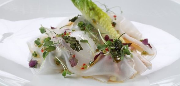 Тартар из тунца с авокадо под рисовой бумагой и соусом юдзу