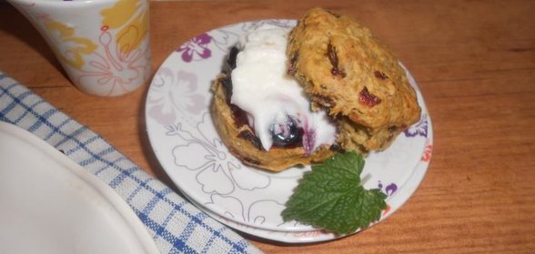 Лепёшки-сконы с изюмом и вишней