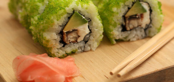 Урамаки с угрем в икре тобико