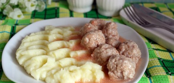 Мясные фрикадельки в сметанно - томатном соусе