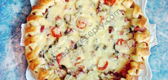 Праздничная пицца с солеными огурцами и колбасой
