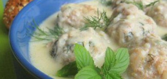 Юварлакья авголемоно (фрикадельки в яично-лимонном соусе)