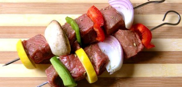 Маринованные говяжьи шашлыки с овощами и грибами