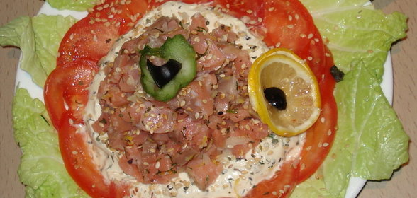 Тар-тар из семги на творожной подушке