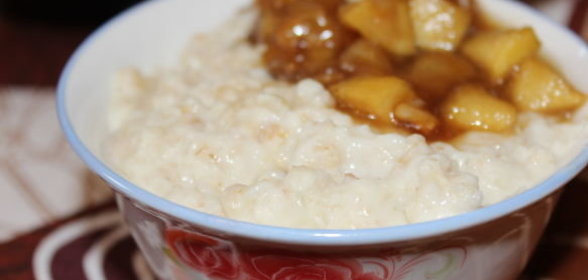 Плов с лепешкой, фруктами, шафраном и корицей