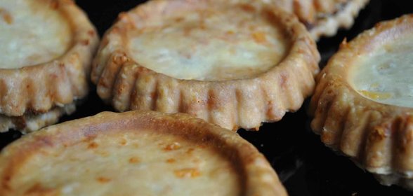 Пирожки с луком и сельдереем