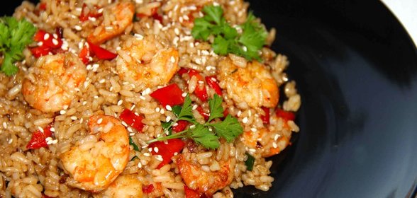 Жареный рис с креветками