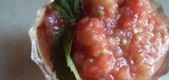 Гусь жареный с маринованным луком в красном соусе