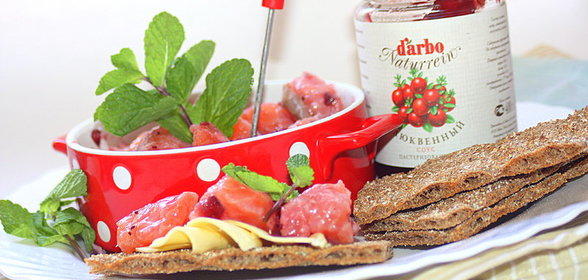 Семга слабосоленная с клюквенным соусом