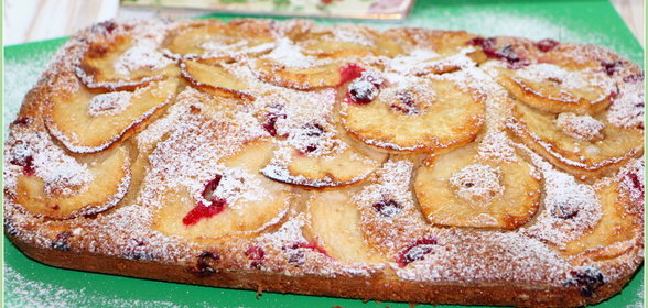 Карамельно-яблочный пирог с клюквой