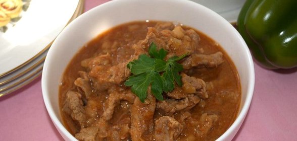 Говядина тушеная с томатом и фасолью