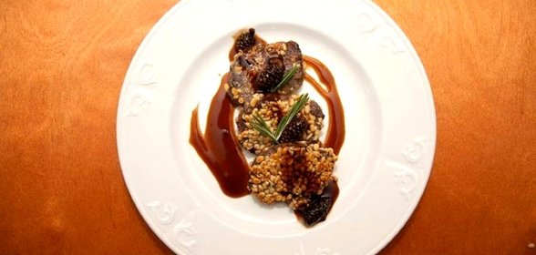 Оленина с кедровыми орехами под соусом