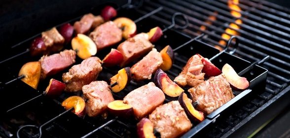 Шашлыки из тунца и слив, в маринаде из китайских пяти специй