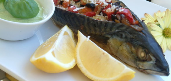 Рыба запеченная с овощами и горчичным соусом из брокколи