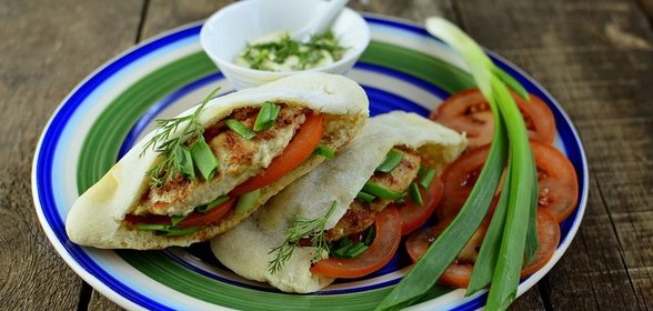 Пита с котлеткой гриль из индейки и соусом (ФМ кулинарные фантазии)