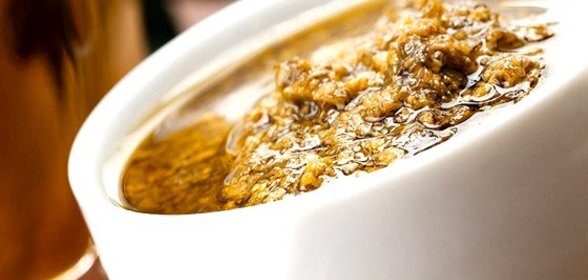 Острый соус из фиников с кедровыми орехами и зеленью