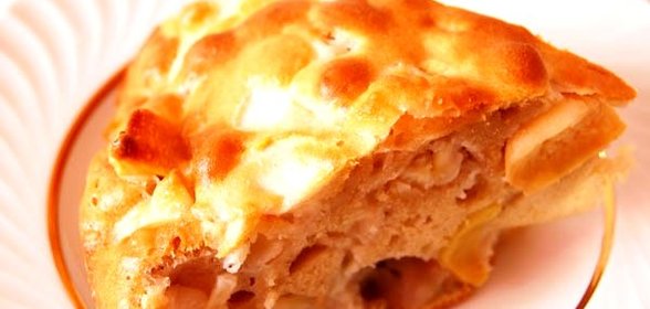 Шарлотка с яблоками на сковороде