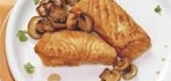 Лосось с шампиньонами под соусом из мадеры