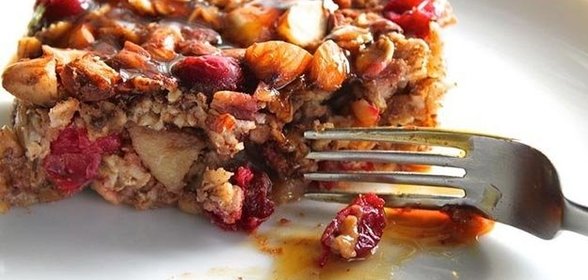 Запеченная овсянка с клюквой и яблоком