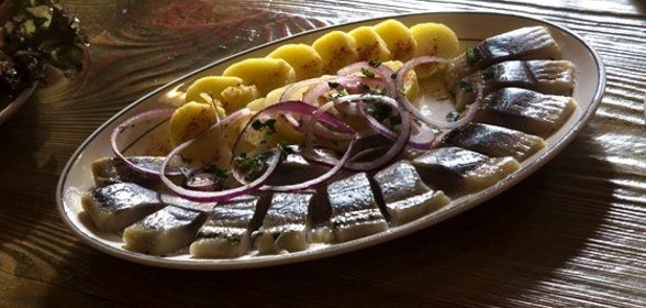 Сельдь с гарниром