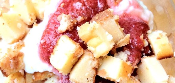 Парфе с йогуртом и кубиками чизкейка в клубничном соусе