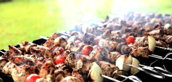 Говяжьи шашлыки с черри в глазури из соуса хойсин