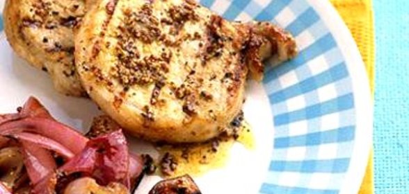 Свиные отбивные с луком на гриле