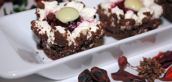 Шоколадные пирожные «Цветок для Фанни» с лимонной глазурью/дуэль