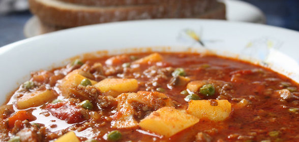 Суп-гуляш с зеленым горошком