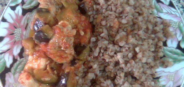 Гречка с подливкой из курочки с бакладжанами