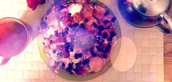 Пирог с яблоком, ягодами и корицей