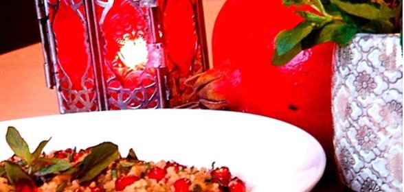 Кускус с зернами граната, кедровыми орешками, изюмом и йогуртом