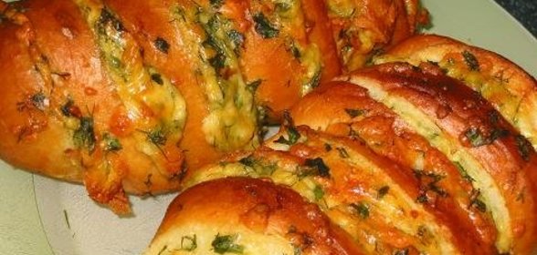 запеченный батон с сыром и чесноком