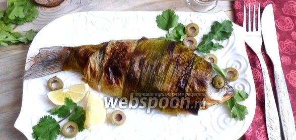 Караси с ароматными травами, запечённые в луке-порее