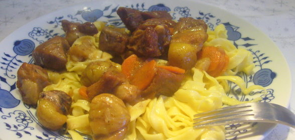 Пикантный гуляш с каштанами и тальятелле. Воскресный обед