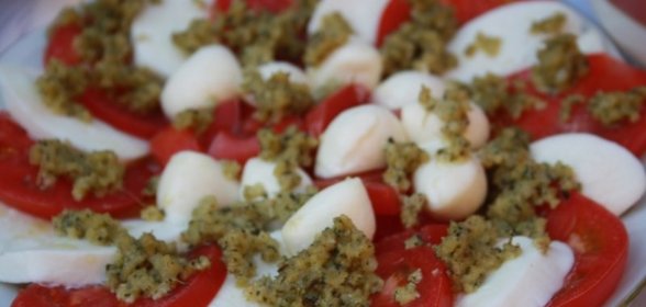 Капрезе с соусом песто