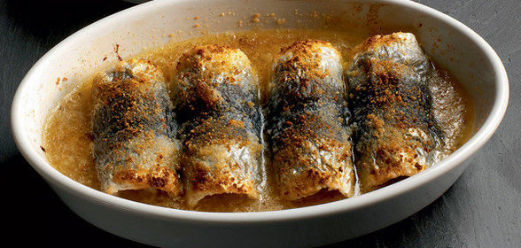 Запеченная салака с анчоусами