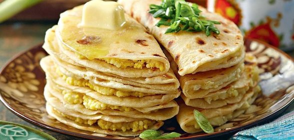 Лепешки кыстыбый с пшенной кашей и картошкой с луком