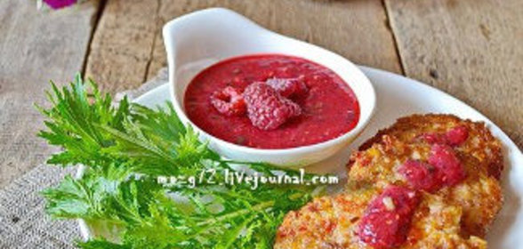 Оладьи из индейки с копченым сыром, паприкой и малиновым соусом